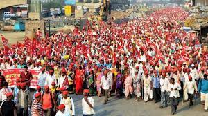 Maharashtra: Over 15,000 farmers set out on foot march to press for various demands | Maharashtra: Over 15,000 farmers set out on foot march to press for various demands