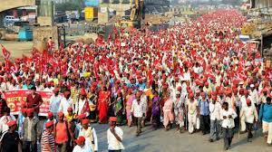 Maharashtra: Over 15,000 farmers set out on foot march to press for various demands | Maharashtra: Over 15,000 farmers set out on foot march to press for various demands Maharashtra: Over 15,000 farmers set out on foot march to press for various demands | Maharashtra: Over 15,000 farmers set out on foot march to press for various demands