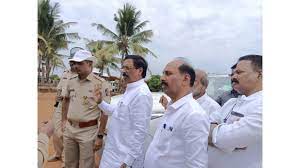 Maharashtra: Vinayak Raut detained during anti-refinery stir in Barsu | Maharashtra: Vinayak Raut detained during anti-refinery stir in Barsu