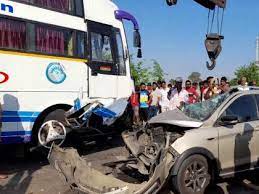 Sangli: 4 killed, 1 injured after bus collides with car | Sangli: 4 killed, 1 injured after bus collides with car