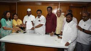 Uddhav Thackeray's Sena meet deputy Speaker to expedite disqualification of Shinde MLAs | Uddhav Thackeray's Sena meet deputy Speaker to expedite disqualification of Shinde MLAs