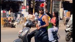 Maharashtra: Couple take bath while riding scooter in Ulhasnagar goes viral | Maharashtra: Couple take bath while riding scooter in Ulhasnagar goes viral