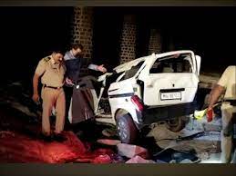 Nashik: 3 killed, 6 six injured after car plunges into river | Nashik: 3 killed, 6 six injured after car plunges into river