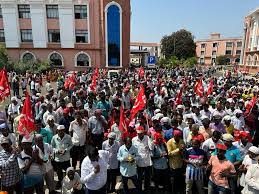 Palghar: Over 25,000 peasants march to collector office to press for demands | Palghar: Over 25,000 peasants march to collector office to press for demands