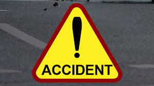 Thane: 3 killed 4 injured after rickshaw falls into drain | Thane: 3 killed 4 injured after rickshaw falls into drain