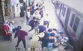 Mumbai: Ticket collector saves life of 73-year-old woman after falling off local train | Mumbai: Ticket collector saves life of 73-year-old woman after falling off local train