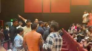 Palghar: Hindu group members create ruckus during Adipurush screening in Nalasopara | Palghar: Hindu group members create ruckus during Adipurush screening in Nalasopara