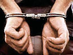 Thane: Woman detained for snatching jewellery from railway commuter | Thane: Woman detained for snatching jewellery from railway commuter Thane: Woman detained for snatching jewellery from railway commuter | Thane: Woman detained for snatching jewellery from railway commuter