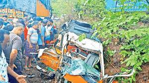Ratnagiri: 8 killed, 7 injured after speeding truck collides with passenger vehicle | Ratnagiri: 8 killed, 7 injured after speeding truck collides with passenger vehicle