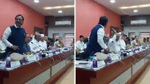 Sandipan Bhumre and Ambadas Danve engage in verbal spat at meeting over equal distribution of funds | Sandipan Bhumre and Ambadas Danve engage in verbal spat at meeting over equal distribution of funds