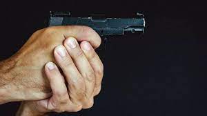 Thane: Case against man for threatening porters at gunpoint at construction site | Thane: Case against man for threatening porters at gunpoint at construction site Thane: Case against man for threatening porters at gunpoint at construction site | Thane: Case against man for threatening porters at gunpoint at construction site