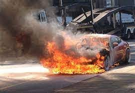 Thane: Luxury car gutted in fire, two occupants escape unhurt | Thane: Luxury car gutted in fire, two occupants escape unhurt Thane: Luxury car gutted in fire, two occupants escape unhurt | Thane: Luxury car gutted in fire, two occupants escape unhurt
