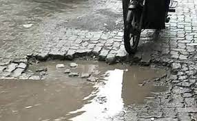 Maharashtra: Road contractor booked for man's death due to pothole in Thane | Maharashtra: Road contractor booked for man's death due to pothole in Thane