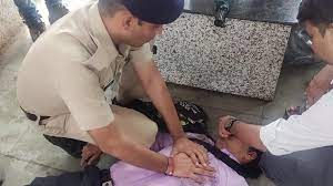 Mumbai: RPF cop saves passenger’s life at Kurla station by giving CPR | Mumbai: RPF cop saves passenger’s life at Kurla station by giving CPR