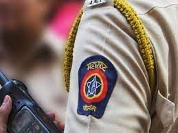 Man held for attacking, injuring four policemen in Thane | Man held for attacking, injuring four policemen in Thane Man held for attacking, injuring four policemen in Thane | Man held for attacking, injuring four policemen in Thane