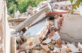Compound wall collapse in Thane district damages four vehicles | Compound wall collapse in Thane district damages four vehicles