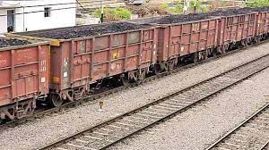 Thane: Nurse loses arm and leg after ran over by goods train | Thane: Nurse loses arm and leg after ran over by goods train