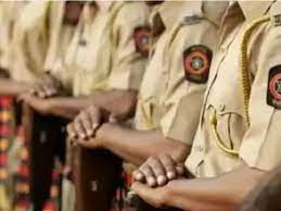 Thane: Dummy candidate held with electronic devices during Maha police recruitment drive | Thane: Dummy candidate held with electronic devices during Maha police recruitment drive