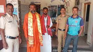 Palghar: Police avert potential mob violence on two sadhus | Palghar: Police avert potential mob violence on two sadhus