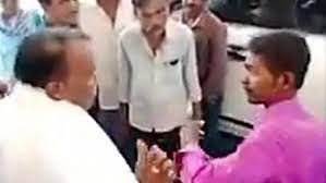 Karnataka: Congress MLA slaps youth when quizzed about roads and water | Karnataka: Congress MLA slaps youth when quizzed about roads and water