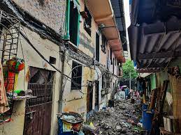 Thane: Part of chawl’s gallery collapses after heavy rains | Thane: Part of chawl’s gallery collapses after heavy rains