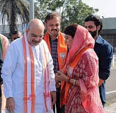 Amit Shah meets Rivaba Jadeja, Ravindra Jadeja in Jamnagar ahead of polls | Amit Shah meets Rivaba Jadeja, Ravindra Jadeja in Jamnagar ahead of polls