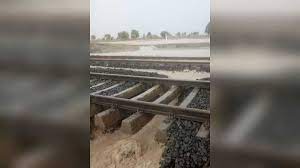 Maharashtra: Heavy rains wash away track ballast in Akola | Maharashtra: Heavy rains wash away track ballast in Akola Maharashtra: Heavy rains wash away track ballast in Akola | Maharashtra: Heavy rains wash away track ballast in Akola