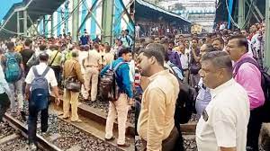 Thane: 15 passengers detained for trying to board local train parked at rail yard | Thane: 15 passengers detained for trying to board local train parked at rail yard