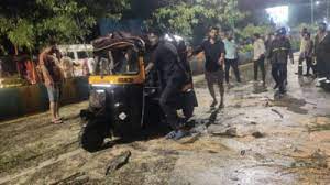 Thane: Autorickshaw driver injured after tree falls on two vehicles | Thane: Autorickshaw driver injured after tree falls on two vehicles