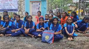Latur: Zilla Parishad school students agitate over teachers’ shortage | Latur: Zilla Parishad school students agitate over teachers’ shortage