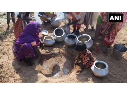 Chhattisgarh: Villagers drink drainage water due to non-availability of hand pump water | Chhattisgarh: Villagers drink drainage water due to non-availability of hand pump water
