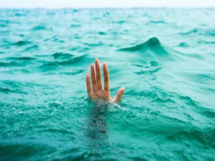 Thane: Police sub-inspector saves life of woman who jumped into lake to commit suicide | Thane: Police sub-inspector saves life of woman who jumped into lake to commit suicide