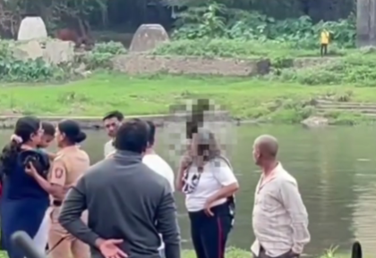 Pune: Drunk Woman Creates Chaos, Tries to Jump into River; Rescued by Police (Watch Video) | Pune: Drunk Woman Creates Chaos, Tries to Jump into River; Rescued by Police (Watch Video)