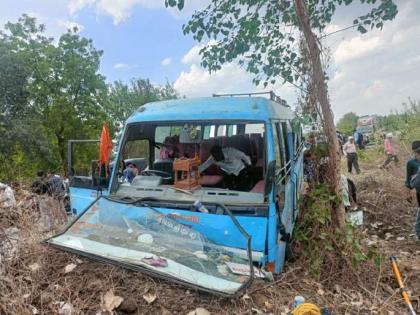 Jalgaon: Private bus collides with tree, leaves 4 injured | Jalgaon: Private bus collides with tree, leaves 4 injured