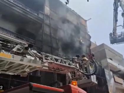Delhi Fire: Massive Blaze Erupts in Garment Showroom in Durgapuri (Watch Video) | Delhi Fire: Massive Blaze Erupts in Garment Showroom in Durgapuri (Watch Video)