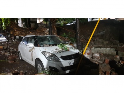 Cyclone Tauktae: 4 vehicles damaged after 50 ft wall & 1 street light pole collapse in Thane, no casualties | Cyclone Tauktae: 4 vehicles damaged after 50 ft wall & 1 street light pole collapse in Thane, no casualties
