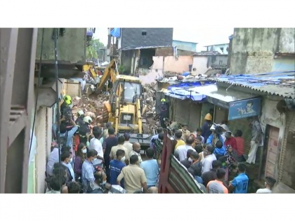 Malad building collapse: Mumbai Police arrest contractor of building | Malad building collapse: Mumbai Police arrest contractor of building