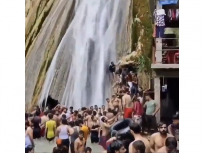 Viral Video! Tourists capped to 50 at Kempty Falls after video of maskless crowd went viral | Viral Video! Tourists capped to 50 at Kempty Falls after video of maskless crowd went viral