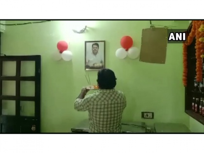 Chandrapur: Bar owner performs 'aarti' of photo of Vijay Wadettiwar after lifting 6 yr-old liquor ban | Chandrapur: Bar owner performs 'aarti' of photo of Vijay Wadettiwar after lifting 6 yr-old liquor ban