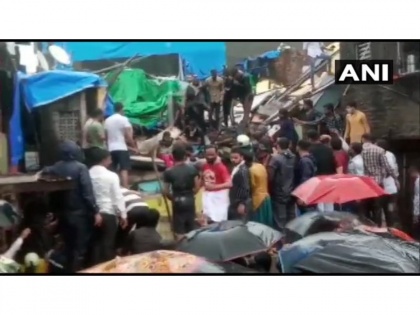 Four injured after chawl collapses in Mumbai | Four injured after chawl collapses in Mumbai