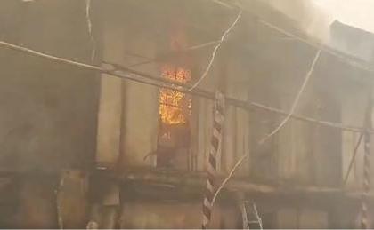 Fire Ravages Two-Storey Structure in Pune's Budhwar Peth Area, Rescue Operations Underway (Watch Video) | Fire Ravages Two-Storey Structure in Pune's Budhwar Peth Area, Rescue Operations Underway (Watch Video)