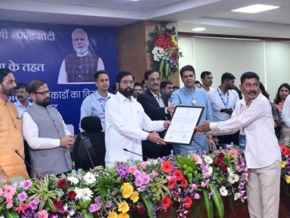 Svamitva Yojana: Maharashtra Deputy CM Eknath Shinde Distributes Property Cards in Thane