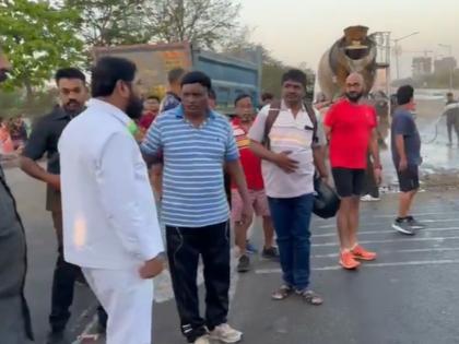 WATCH: Maharashtra CM Eknath Shinde Halts Convoy Between Mulund and Bhandup on Eastern Expressway, Ensures Safety After Tanker Accident | WATCH: Maharashtra CM Eknath Shinde Halts Convoy Between Mulund and Bhandup on Eastern Expressway, Ensures Safety After Tanker Accident