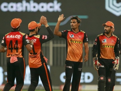 Disciplined bowling from Sunrisers restrict Bangalore to 120 after 20 overs | Disciplined bowling from Sunrisers restrict Bangalore to 120 after 20 overs
