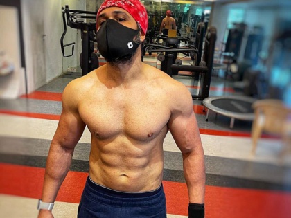 Emraan Hashmi hits the gym for Tiger 3, shares a rare shirtless pic | Emraan Hashmi hits the gym for Tiger 3, shares a rare shirtless pic