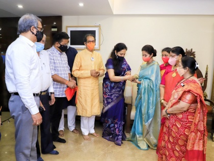 Maharashtra CM Uddhav Thackeray officially welcomes Urmila Matondkar to Shiv Sena | Maharashtra CM Uddhav Thackeray officially welcomes Urmila Matondkar to Shiv Sena