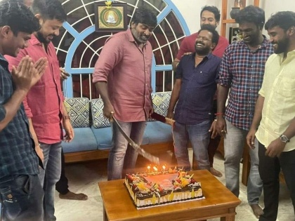 Vijay Sethupathi regrets cutting his birthday cake using sword, issues apology | Vijay Sethupathi regrets cutting his birthday cake using sword, issues apology