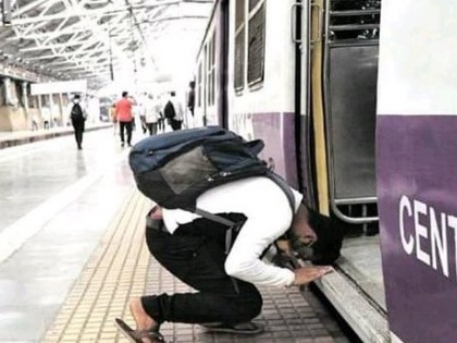 Viral Pic! Picture of man bowing down before Mumbai local train touches heart | Viral Pic! Picture of man bowing down before Mumbai local train touches heart