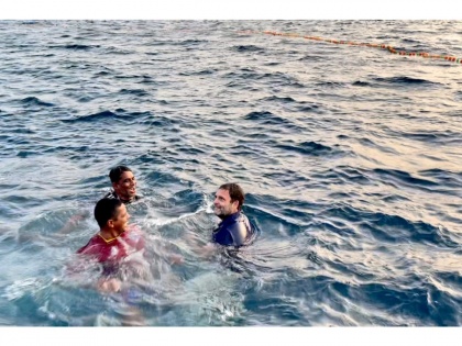 Watch Video! Rahul Gandhi takes a dip in sea with fishermen in Kollam | Watch Video! Rahul Gandhi takes a dip in sea with fishermen in Kollam