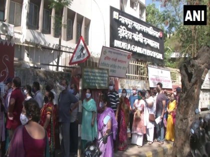 Nagpur: People flout social distancing norms at COVID-19 vaccination facility | Nagpur: People flout social distancing norms at COVID-19 vaccination facility